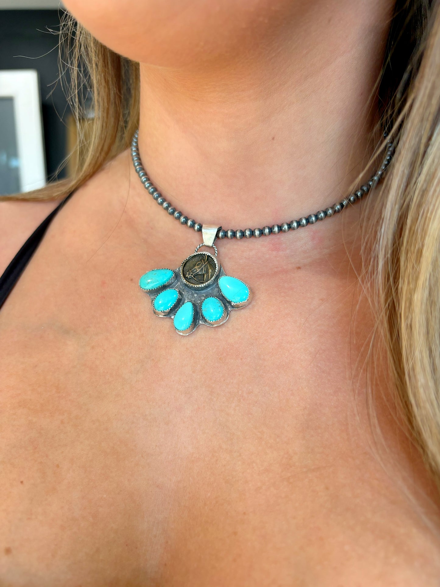 Five stone horse pendent on pearls