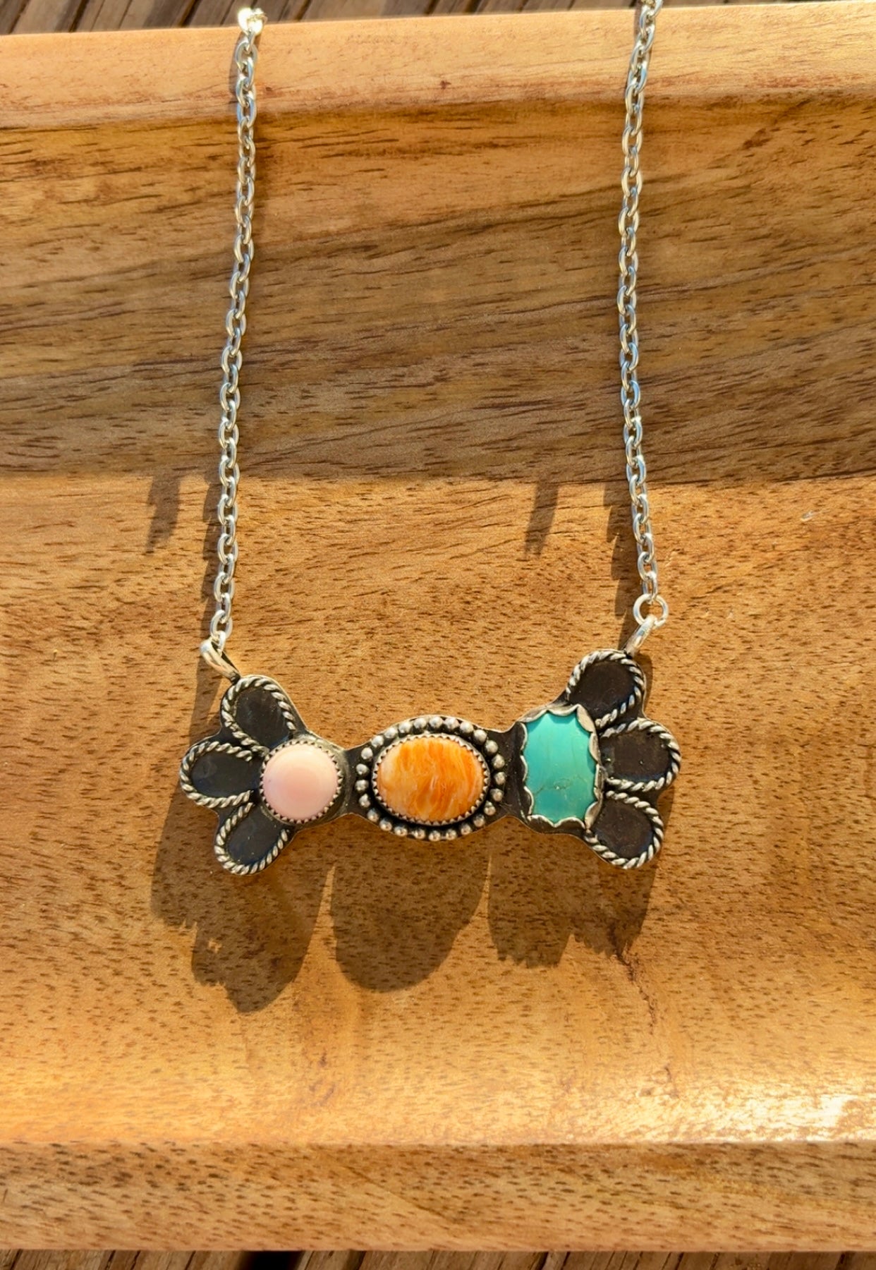 The Brindle flower bar necklace